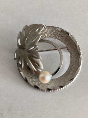 Vintage Sterling Silver Leaf Brooch Pin 6mm Pearl Round Signed deC Floral Retro